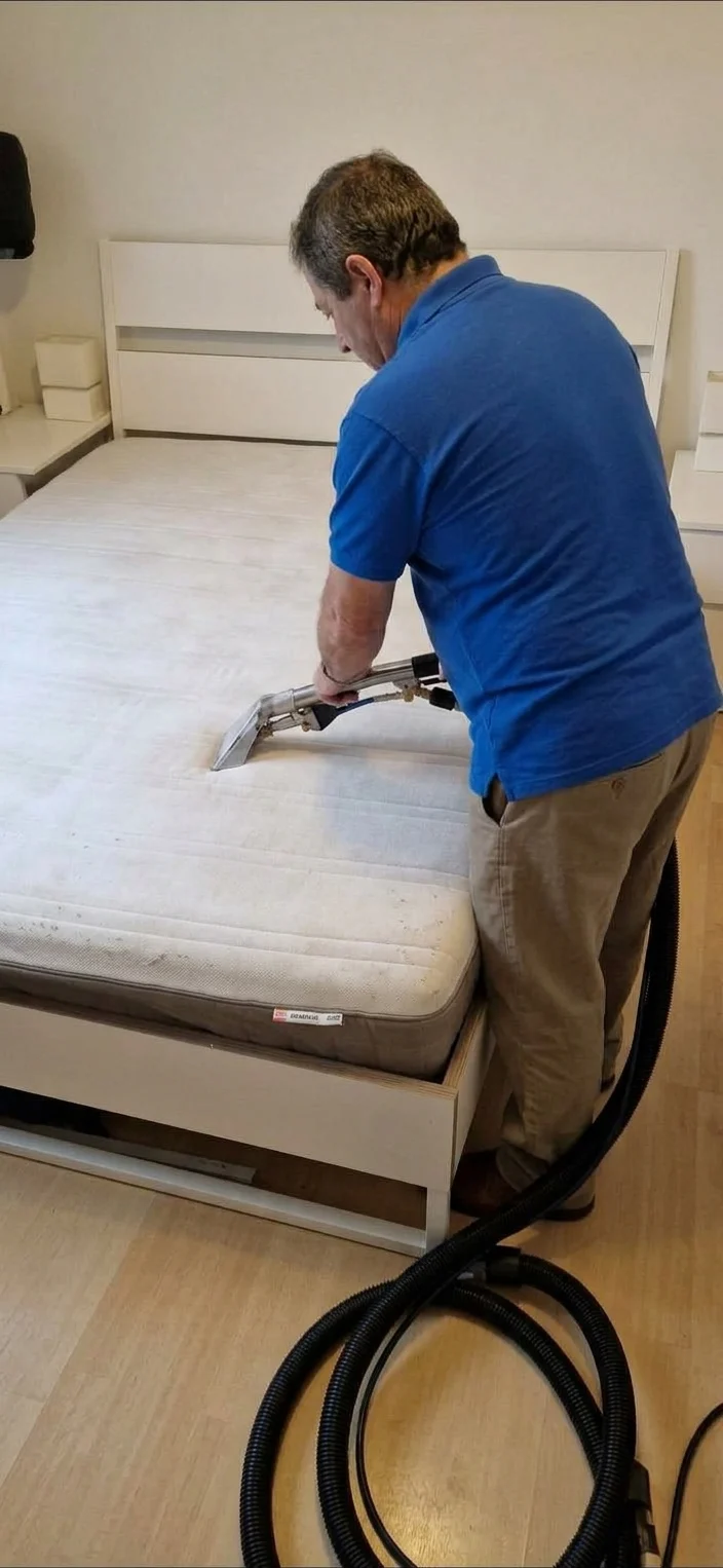 Gemini_Generated_Image_5joef25joef25joe Man doing deep mattress cleaning